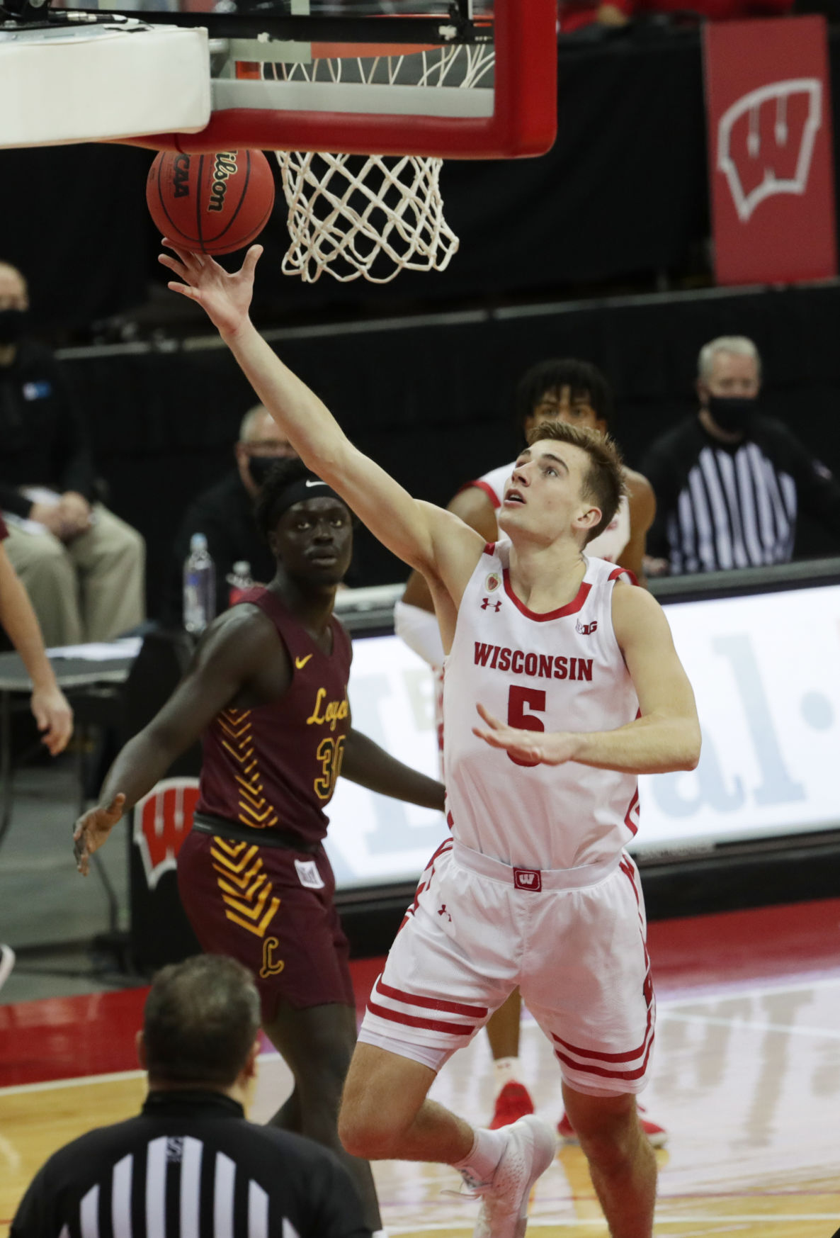 UW 77, Loyola Chicago 63